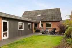 Langgade 5, 8350 Hundslund