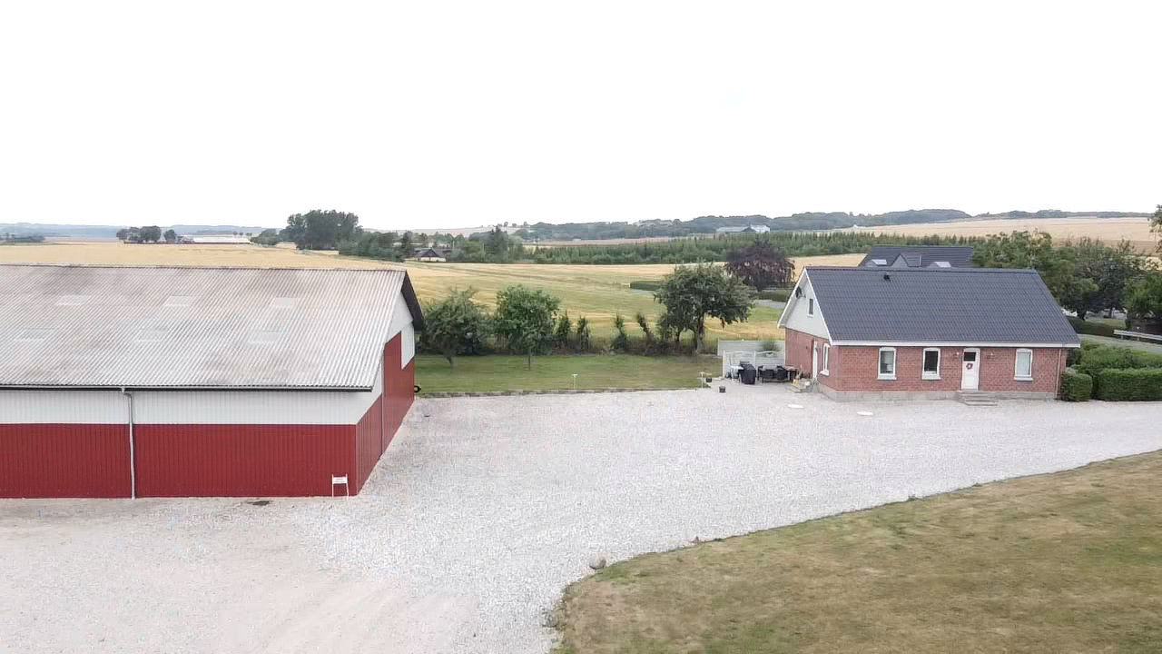 Landejendom på Hovhedevej 40 8370 Hadsten.