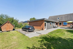 Langgade 5, 8350 Hundslund