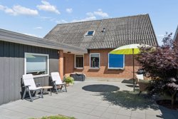 Langgade 5, 8350 Hundslund