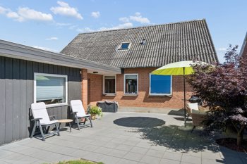 Langgade 5, 8350 Hundslund